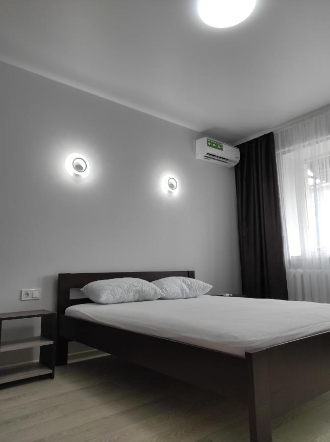 2 Комнатная С Новым Ремонтом, Кондиционером, В Самом Центре Rivne Luaran gambar